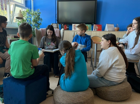 Wiosenne czytanie na bibliotecznym dywanie