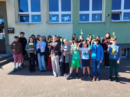 Żółty żonkil – symbol pamięci i nadziei.