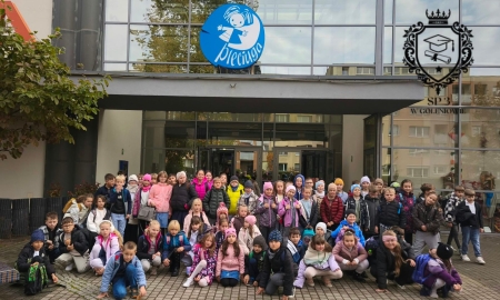 Magia na scenie: Uczniowie klas 1–3 na niezwykłym spektaklu „Piękna i Bestia”